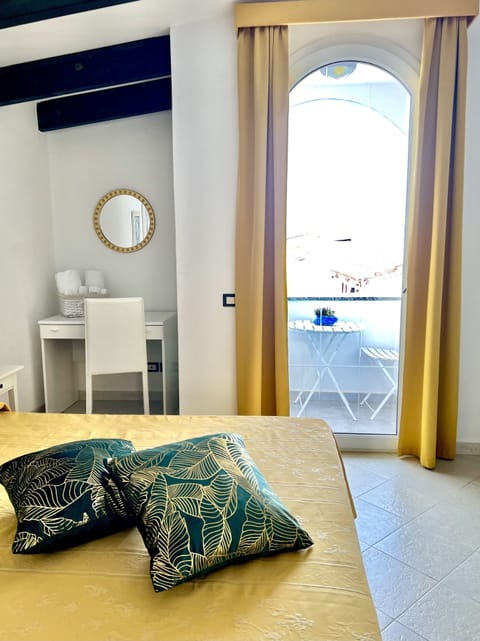 In-room safe, desk, soundproofing, free WiFi