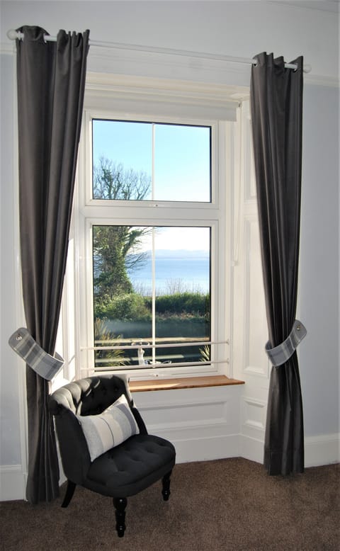 Family Suite, 2 Bedrooms, Sea View | Desk, rollaway beds, free WiFi, bed sheets