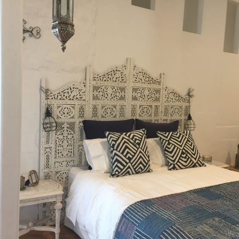 Queen bed 