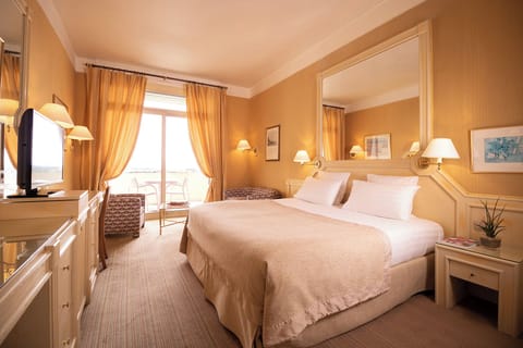 Deluxe Double Room, 1 King Bed | Minibar, in-room safe, blackout drapes, soundproofing