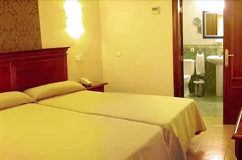 Down comforters, in-room safe, desk, iron/ironing board