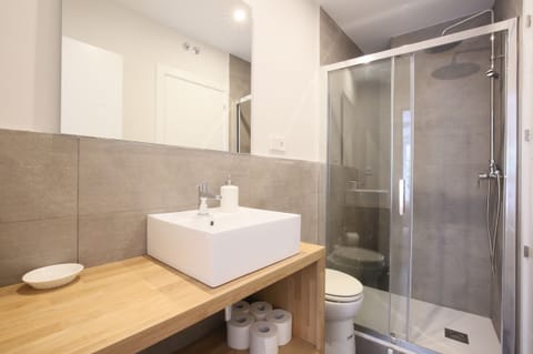 Private bathroom of Room 1 