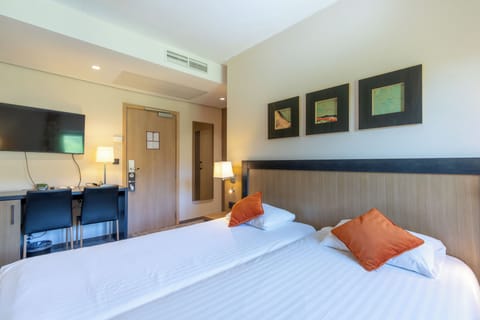 Standard Double Room | Minibar, in-room safe, desk, iron/ironing board