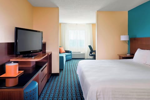 Executive Suite, 1 King Bed with Sofa bed | In-room safe, desk, iron/ironing board, free WiFi