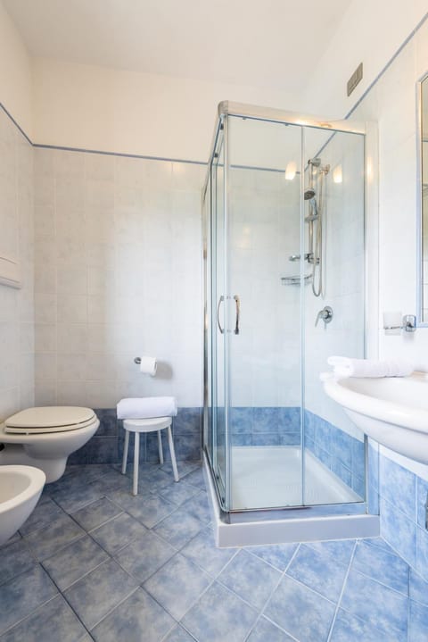 Shower, deep soaking tub, rainfall showerhead, free toiletries