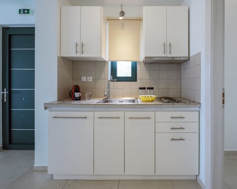 Deluxe Apartment, Sea View | Private kitchen | Fridge, microwave, stovetop, coffee/tea maker