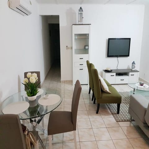 Comfort Townhome, 2 Bedrooms | Living area | Flat-screen TV