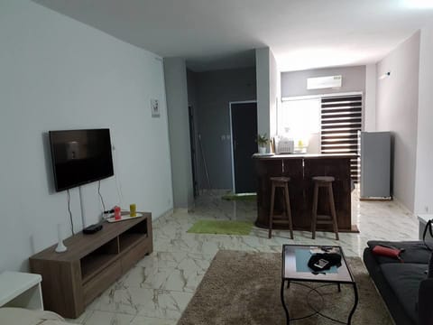 Classic Studio | Living area | Flat-screen TV