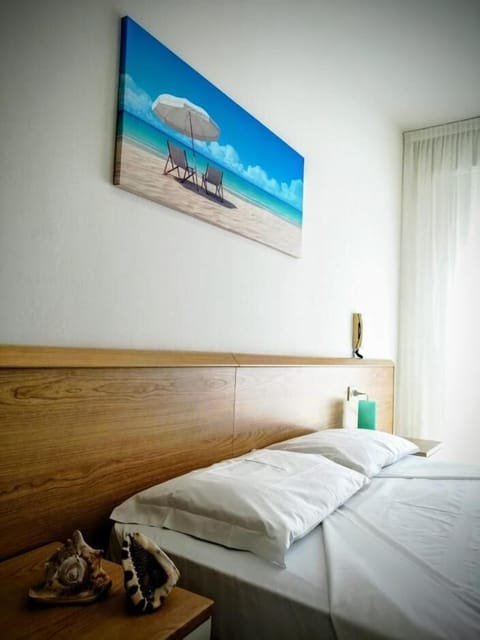 In-room safe, desk, WiFi