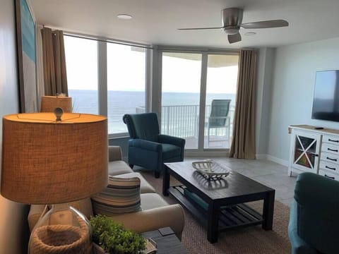 Cozy family room with view of the Atlantic, Balcony access, Ceiling Fan and 55" Smart TV
