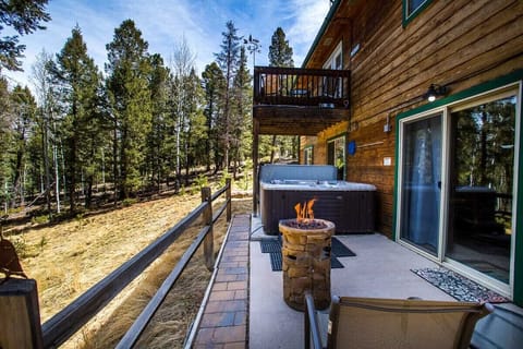 Peaceful starry nights await! 6 person lighted hot tub, lava bowl too!