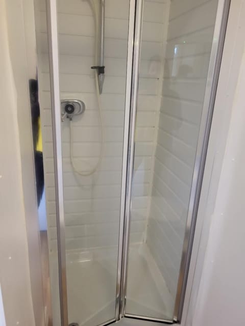 Deep soaking tub, free toiletries, hair dryer, towels