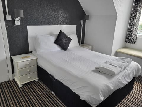 Basic Double Room, Ensuite | Free WiFi, bed sheets, wheelchair access