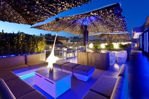Poolside bar