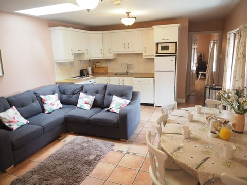 Traditional Cottage, 2 Bedrooms, Accessible, Garden View | Living area | Flat-screen TV