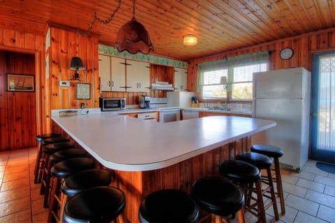 Kitchen and Breakfast Bar