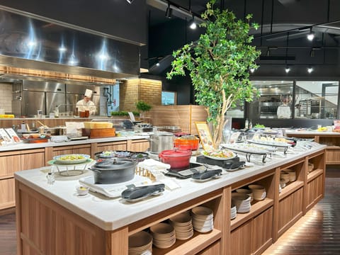 4 restaurants; breakfast, lunch, and dinner served