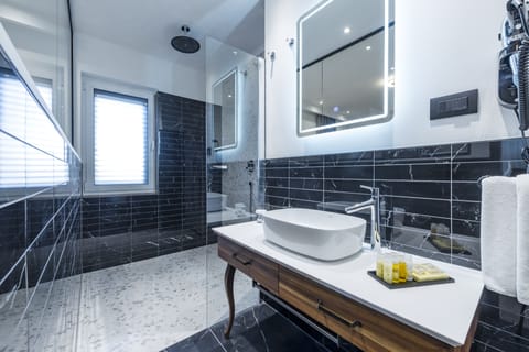 Deluxe Suite with Terrace | Bathroom | Free toiletries, hair dryer, bathrobes, slippers