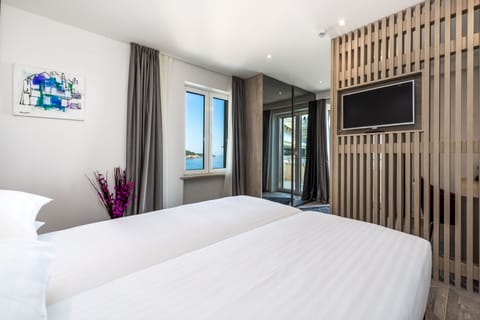 Superior room, Terrace, Sea view | Minibar, in-room safe, desk, blackout drapes