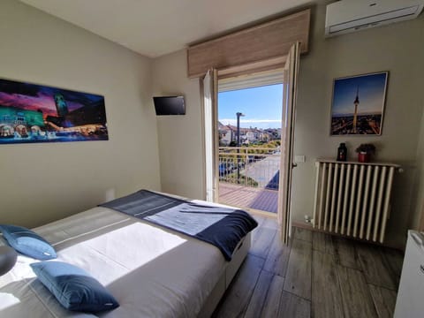 Room, 1 Bedroom | Hypo-allergenic bedding available, down comforters, desk