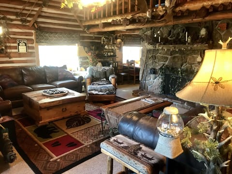 Cozy family w/magnificent views of Continental Divide & slopes only 3 min away.