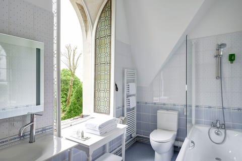 Double Room | Bathroom | Combined shower/tub, free toiletries, hair dryer, towels