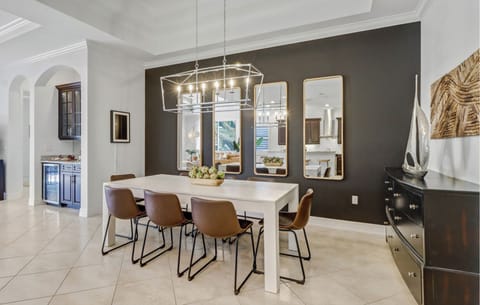 Large dining room to accommodate large family 