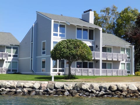 Unique View- extra side window for wonderful views down the lake.