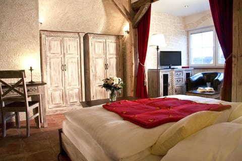 Comfort Double Room, 1 King Bed | In-room safe, individually decorated, individually furnished, free WiFi