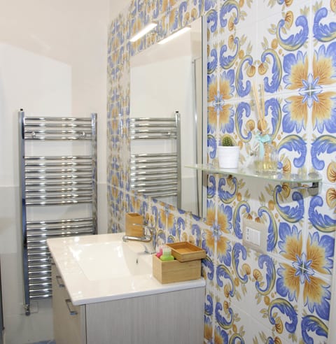 Comfort Double Room | Bathroom | Shower, deep soaking tub, free toiletries, hair dryer