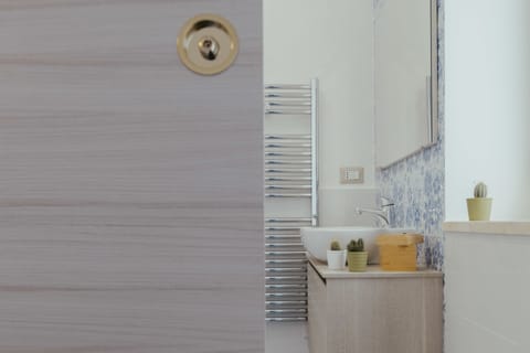 Comfort Double Room | Bathroom | Shower, deep soaking tub, free toiletries, hair dryer