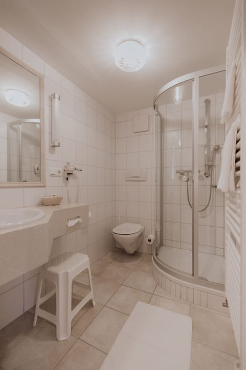 Double Room Single Use | Hypo-allergenic bedding, desk, free WiFi, bed sheets