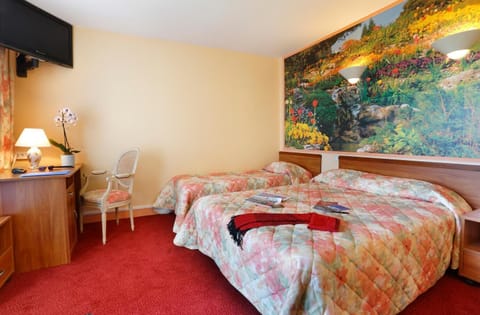 Triple Room | In-room safe, desk, iron/ironing board, free WiFi