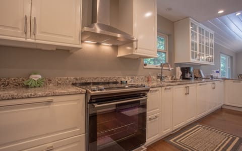 House, 4 Bedrooms | Private kitchen | Fridge, oven, coffee/tea maker, toaster