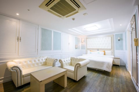 Superior Double Room | Minibar, individually decorated, soundproofing, free WiFi