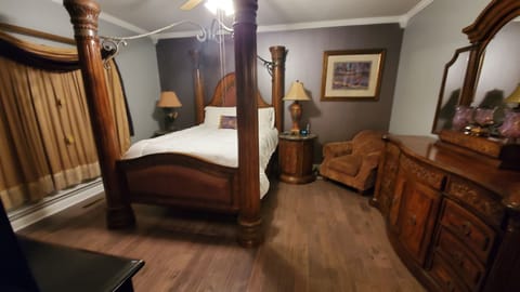 Master Bedroom All linen washed n bleached after each guest including comforter