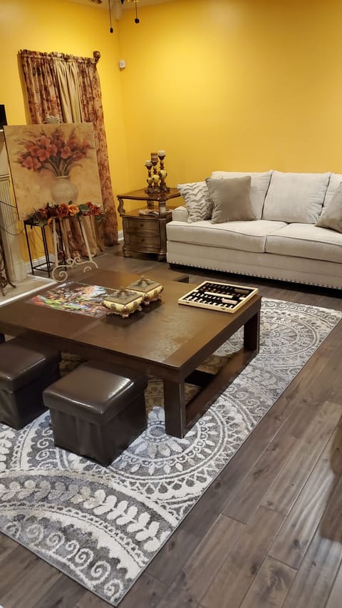 living room w lots of seating