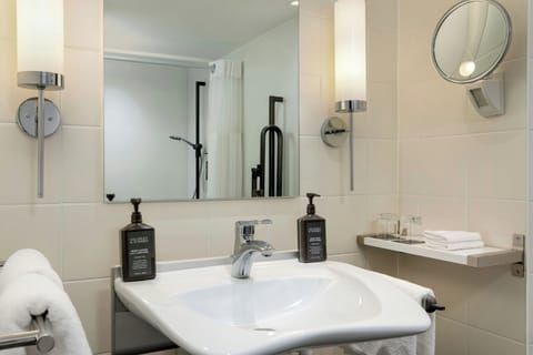 Classic Room, 1 King Bed | Bathroom | Combined shower/tub, free toiletries, hair dryer, bathrobes