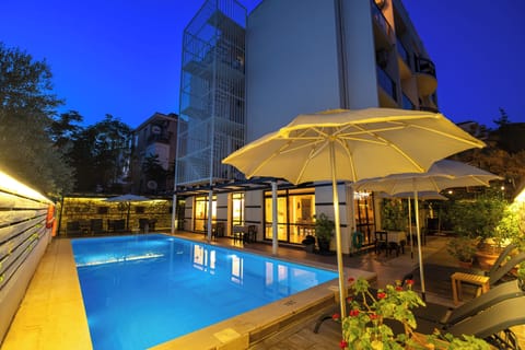 Outdoor pool, pool umbrellas, sun loungers