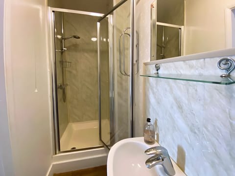 Twin Room | Bathroom | Shower, free toiletries, hair dryer, towels
