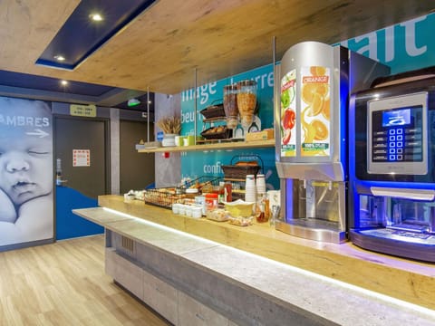 Buffet breakfast for a fee on weekdays