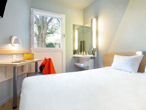 Premium bedding, desk, blackout drapes, soundproofing