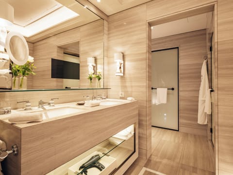 Premium bedding, down comforters, minibar, in-room safe