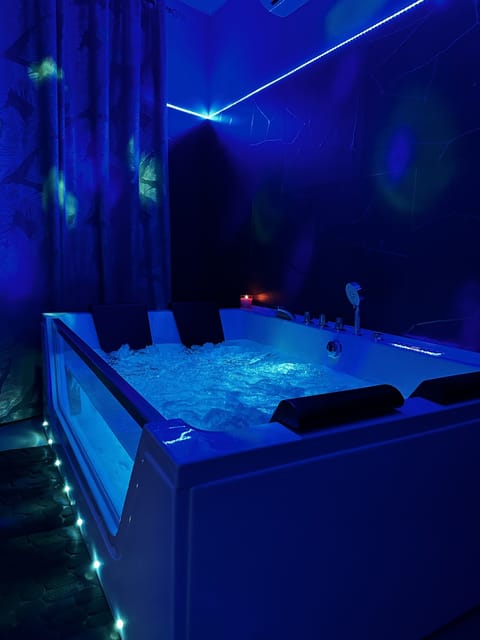 Deluxe Room | Bathroom | Free toiletries, bidet, towels, soap