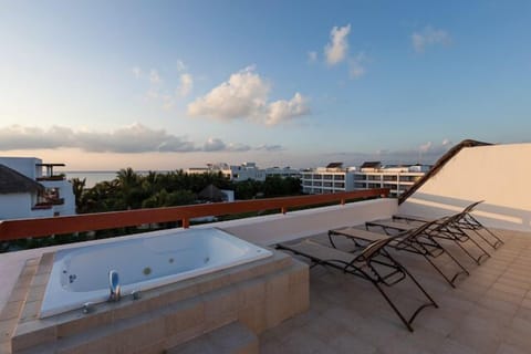 Roof-top terrace with ocean views, jacuzzi and loungers