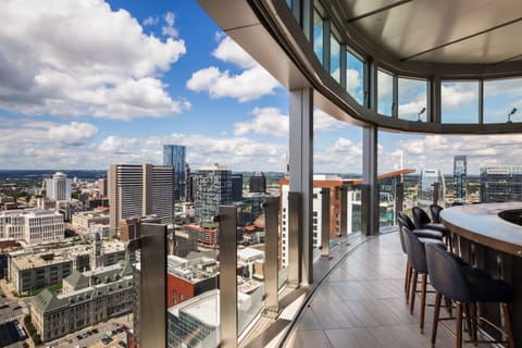 3 bars/lounges, lobby lounge