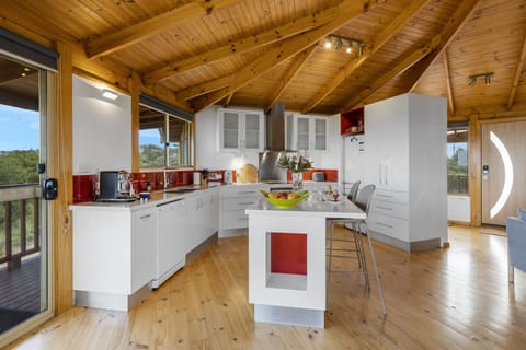 A full view of PnP's kitchen. What a pleasure to cook and eat in this kitchen!