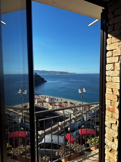 Double Room, Balcony, Sea View | Desk