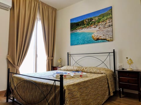 Premium bedding, minibar, desk, free cribs/infant beds