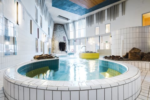 Sauna, hot tub, steam room, sports massages, massages